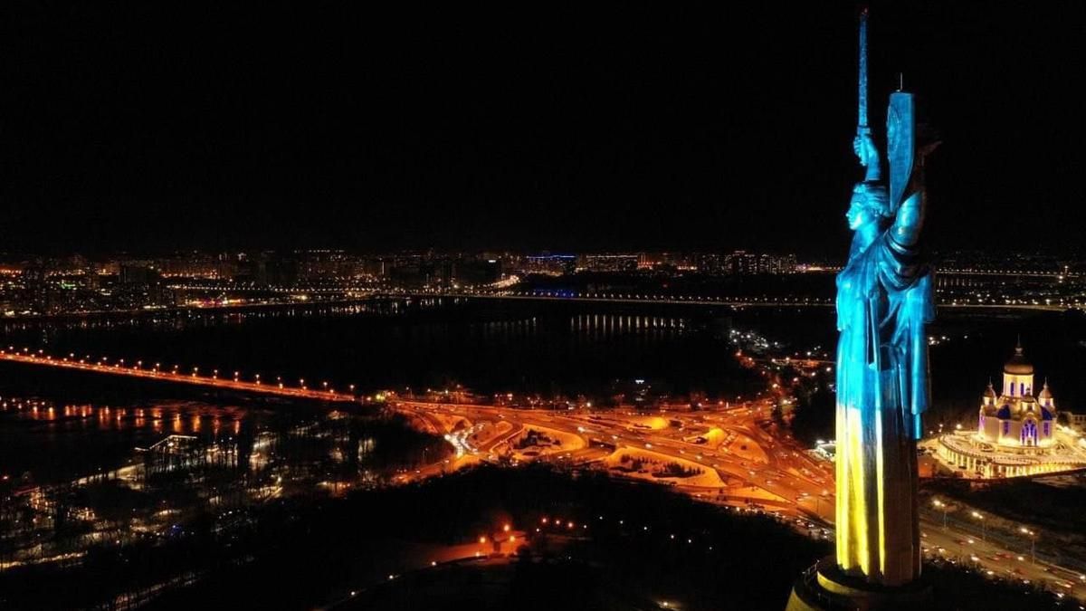 На знак єднання нації: Батьківщина-мати у Києві засяяла кольорами прапору – дивовижні фото - Новини Києва - Київ На знак єднання нації: Батьківщина-мати у Києві засяяла кольорами прапору – дивовижні фото - Новини Києва - Київ