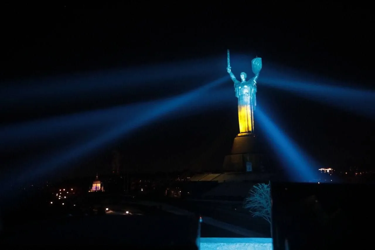 Батьківщину-мати у Києві підсвітили у кольори прапору