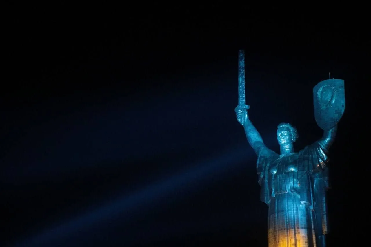 Батьківщину-мати у Києві підсвітили у кольори прапору Батьківщину-мати у Києві підсвітили у кольори прапору