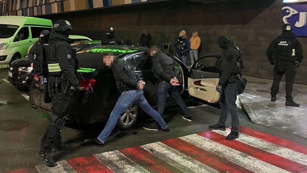 У Києві затримали банду, яка вимагала у чоловіка 700 гривень неіснуючого боргу - Київ У Києві затримали банду, яка вимагала у чоловіка 700 гривень неіснуючого боргу - Київ