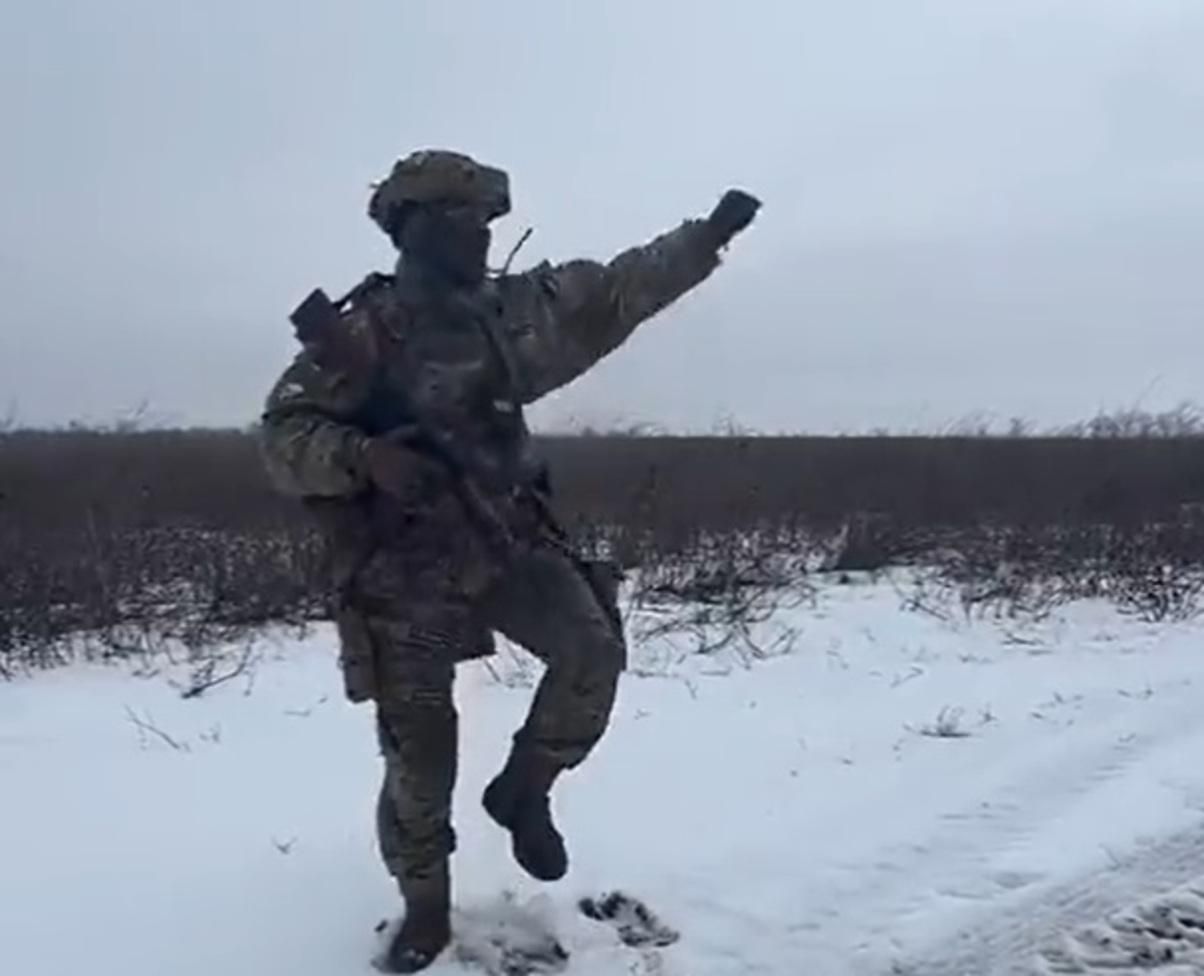 Український військовий став зіркою мережі через танцюючі відео з передової - Україна новини - 24 Канал Український військовий став зіркою мережі через танцюючі відео з передової - Україна новини - 24 Канал