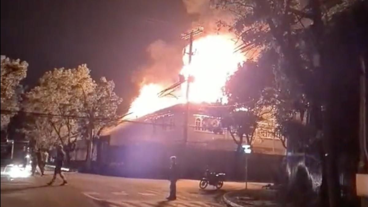 "Значні збитки": на Філіппінах горіло посольство Росії – відео з місця події - Новини росії - 24 Канал "Значні збитки": на Філіппінах горіло посольство Росії – відео з місця події - Новини росії - 24 Канал