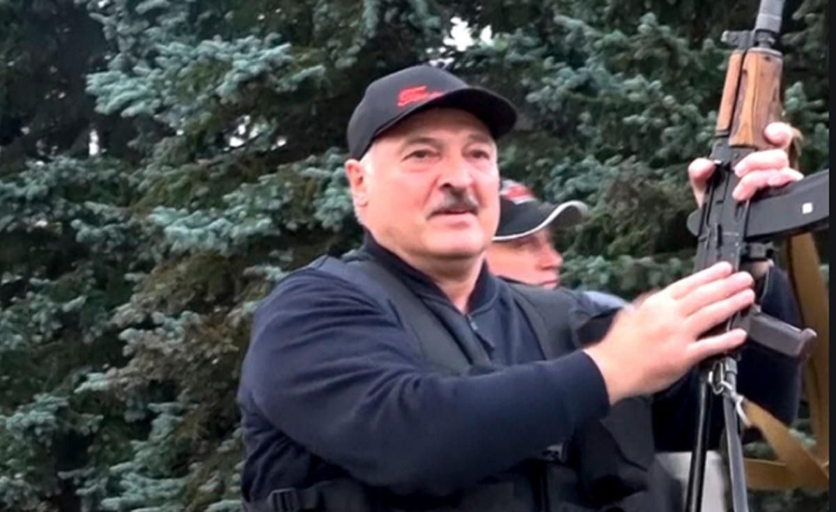 Лукашенко рассказал, почему бегал с автоматом, и сравнил себя с Януковичем Лукашенко рассказал, почему бегал с автоматом, и сравнил себя с Януковичем