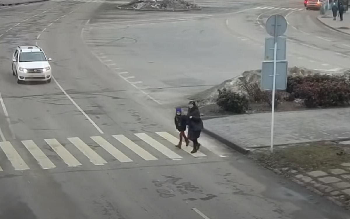 У Нікополі водій збив жінку з дитиною на пішохідному переході: моторошне відео - Дніпро