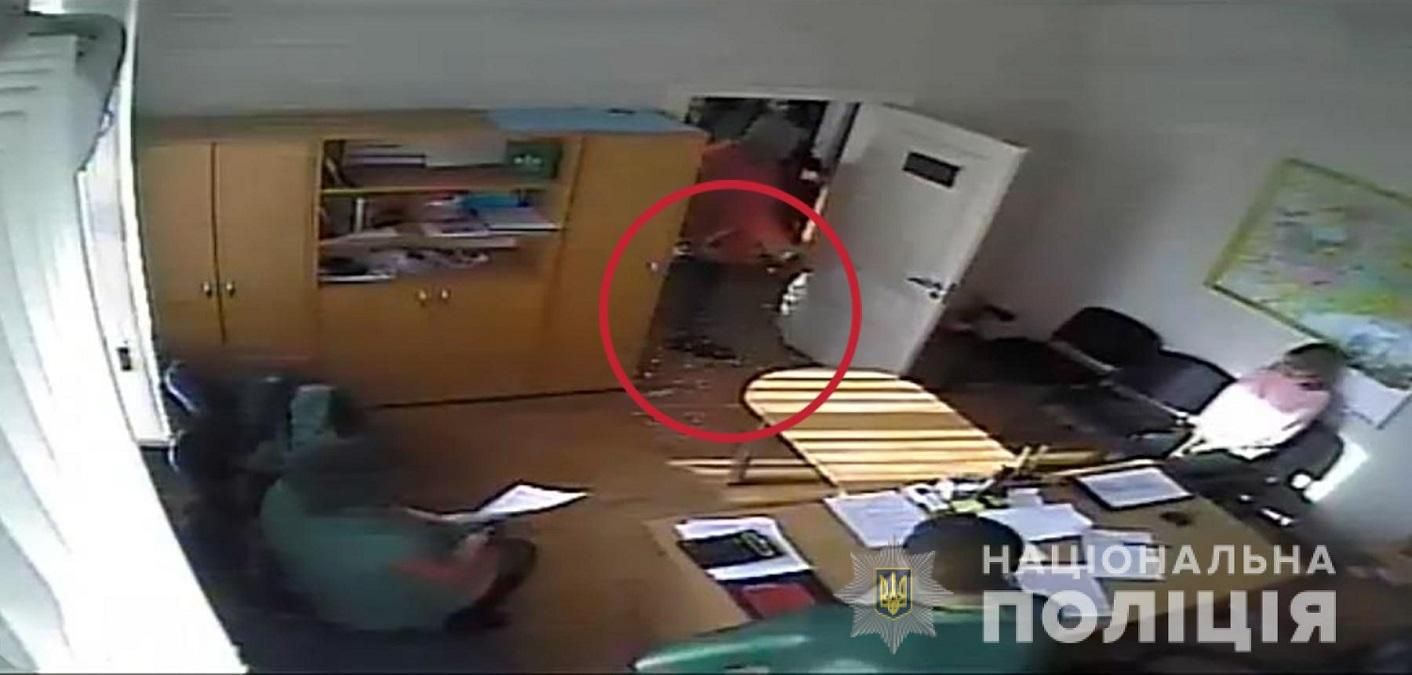 Угрожал и ругался: мужчина облил пивом заместителя мэра на Запорожье Угрожал и ругался: мужчина облил пивом заместителя мэра на Запорожье