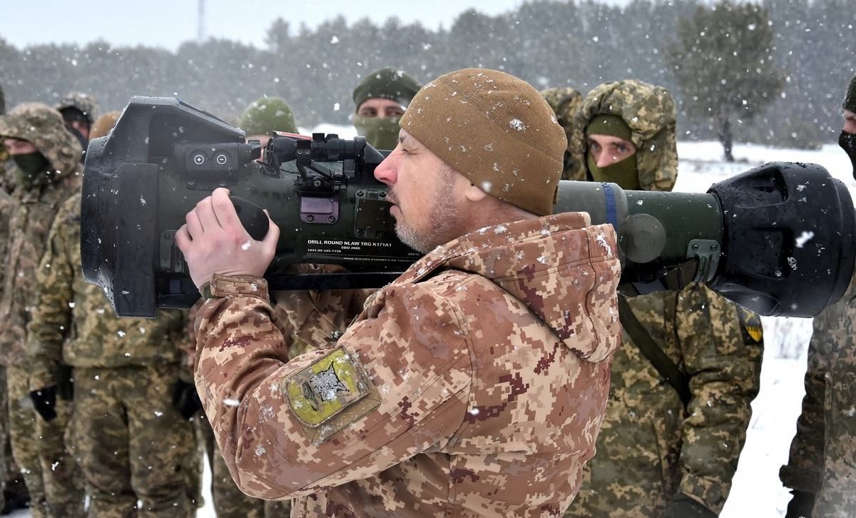 ЗСУ почали інтенсивні навчання з протитанковими комплексами NLAW: потужні фото - Україна новини - 24 Канал