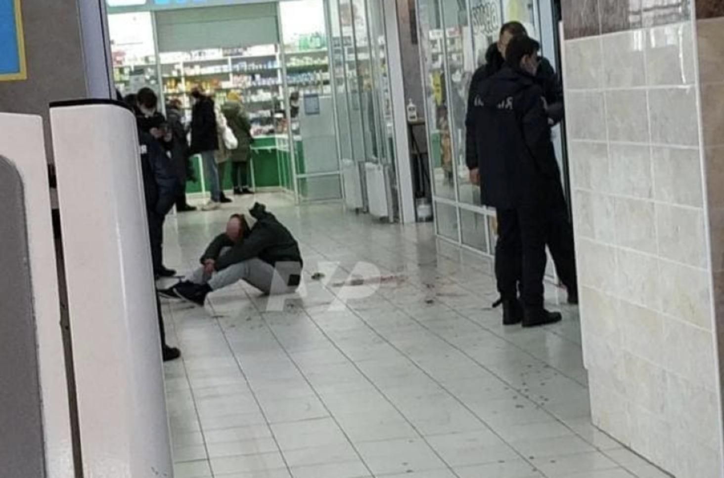 Чоловік з ножем накинувся на людей у супермаркеті в Полтаві: є жертва - Україна новини - 24 Канал