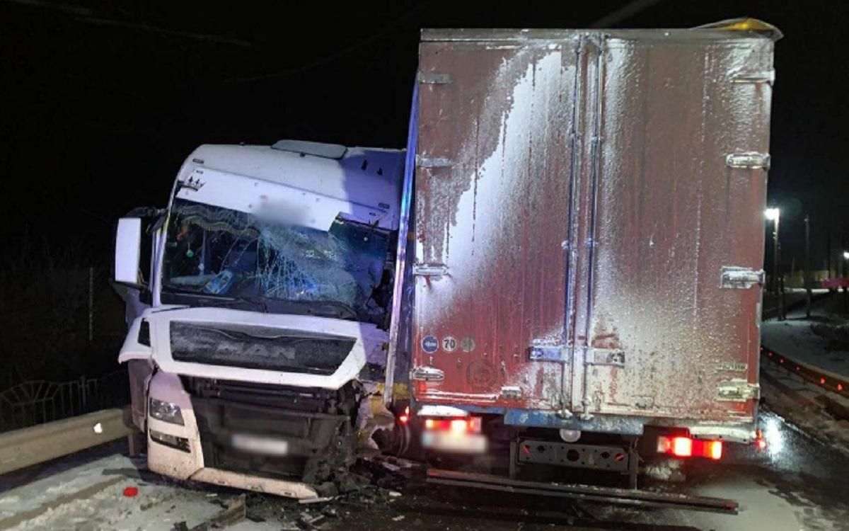 Жуткие ДТП произошли в Донецкой области: есть погибший и много пострадавших Жуткие ДТП произошли в Донецкой области: есть погибший и много пострадавших