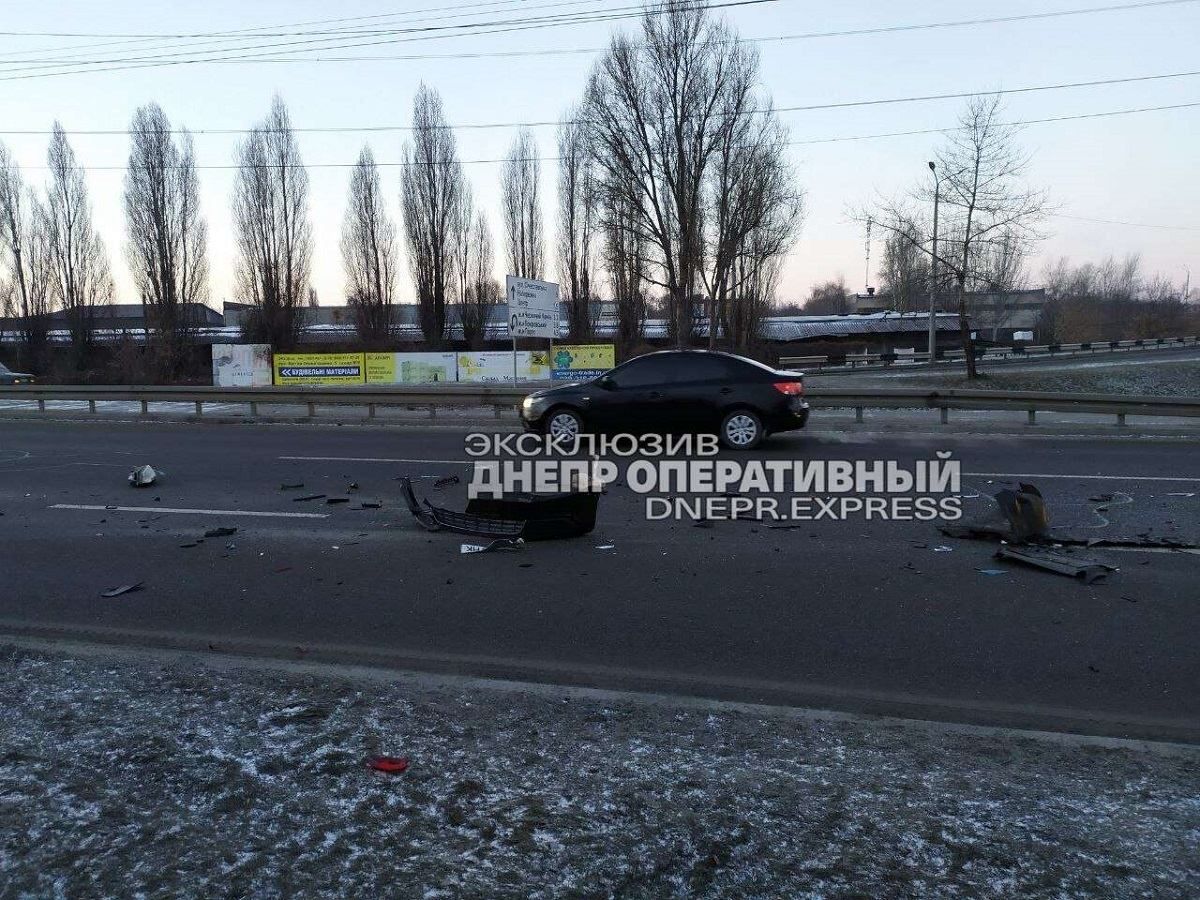 У Дніпрі п'яний водій влетів у вантажівку: постраждала 19-річна дівчина - Новини Дніпро - Дніпро У Дніпрі п'яний водій влетів у вантажівку: постраждала 19-річна дівчина - Новини Дніпро - Дніпро