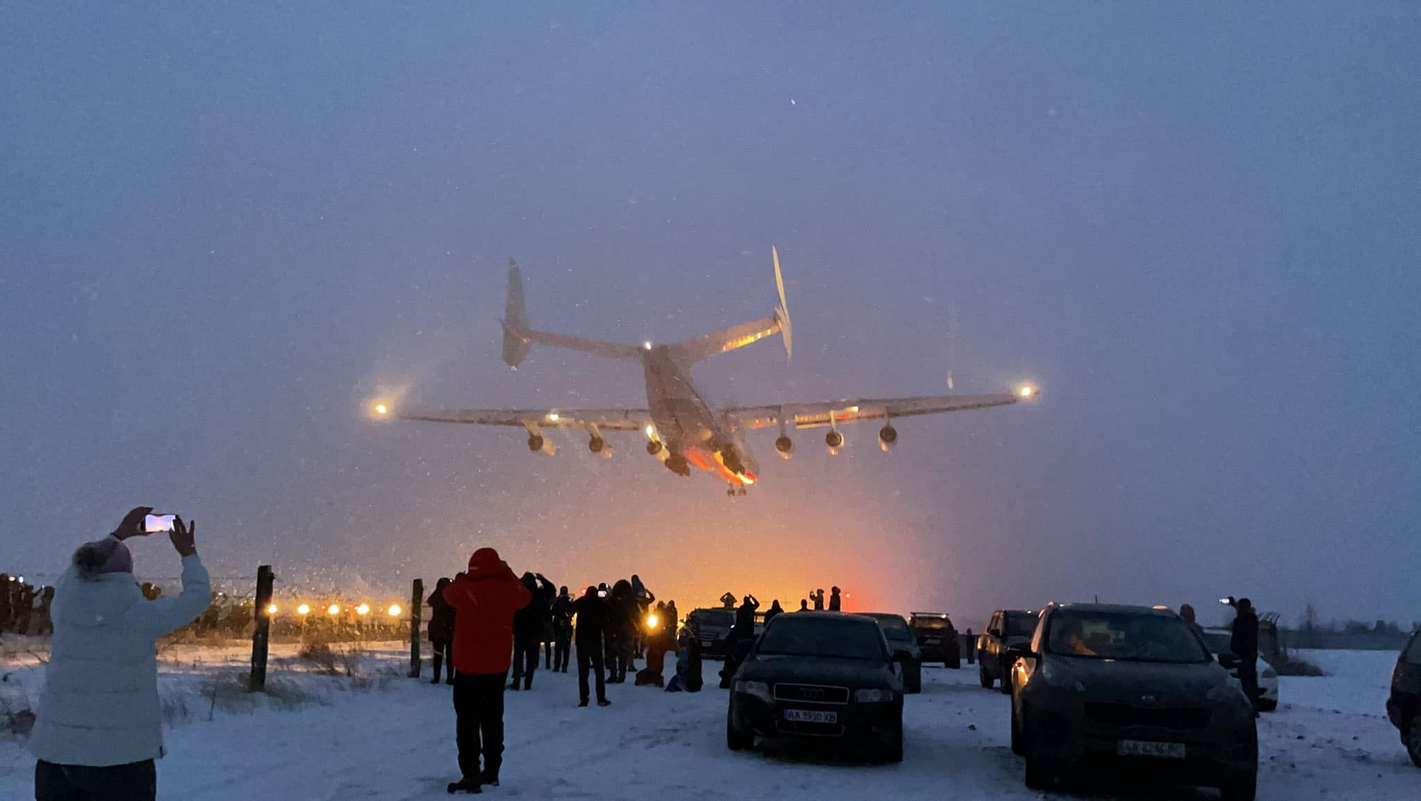 Самолет "Мрия" с боеприпасами из Дании прибыл в Украину: зрелищное видео приземления - Новости Киева - 24 Канал