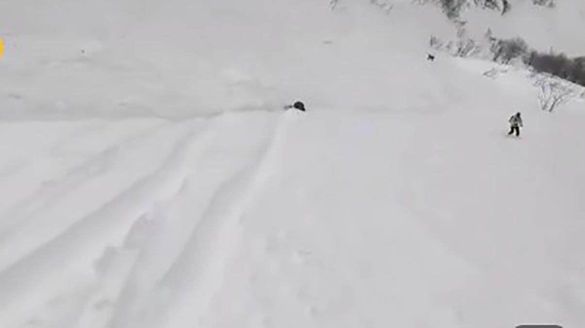 Лавина с головой накрыла российского сноубордиста: эпическое видео спасения Лавина с головой накрыла российского сноубордиста: эпическое видео спасения