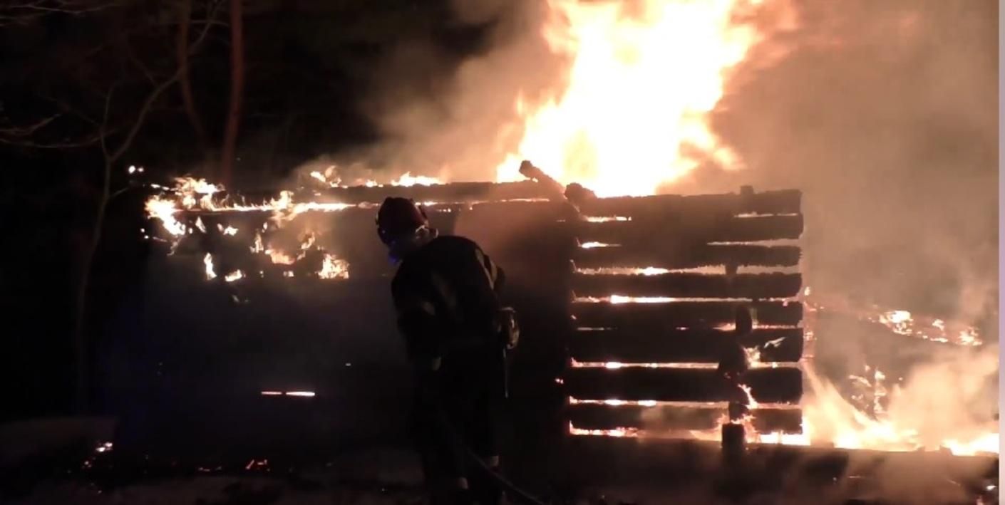 Во Львове произошел пожар в Шевченковском гаю: полностью выгорела хата под очеретом