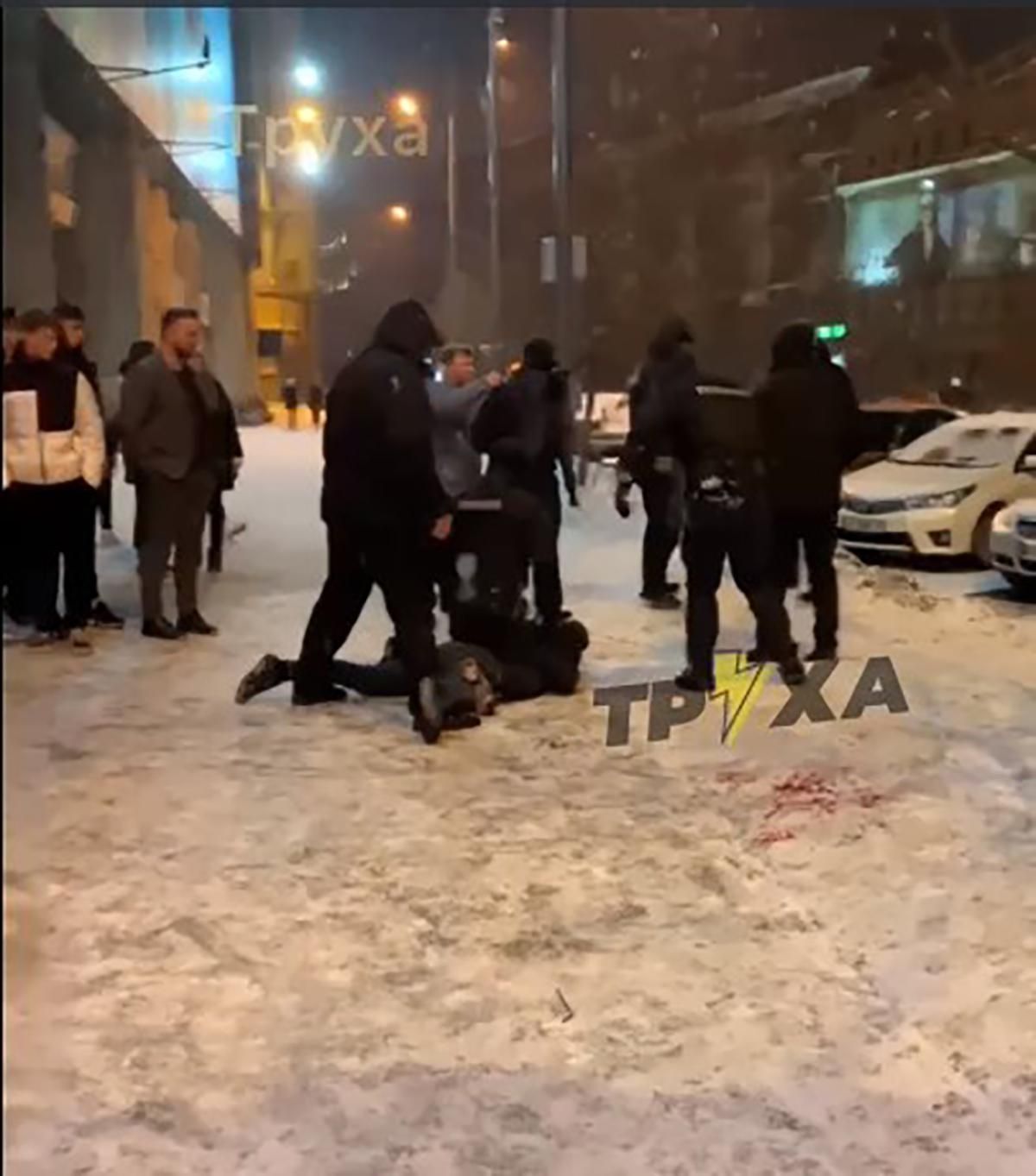 Пьяные дебоширы и полицейские с оружием: в Харькове произошла массовая драка Пьяные дебоширы и полицейские с оружием: в Харькове произошла массовая драка