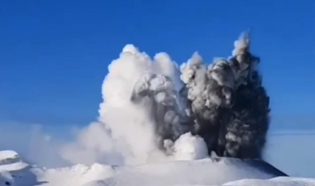 На Курильских островах проснулся вулкан Эбеко: впечатляющее видео