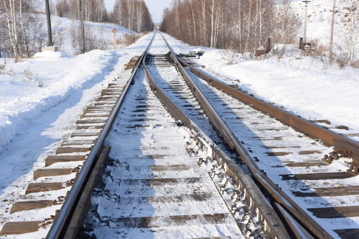 Поезд Ивано-Франковск – Киев протаранил авто на пути: люди чудом спаслись