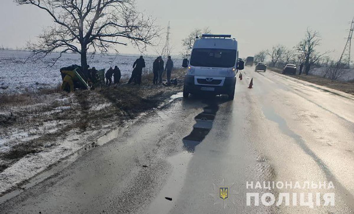 Авто злетіло в кювет і перекинулось: у ДТП під Мелітополем є загиблі та постраждалі - Новини Запоріжжя - 24 Канал