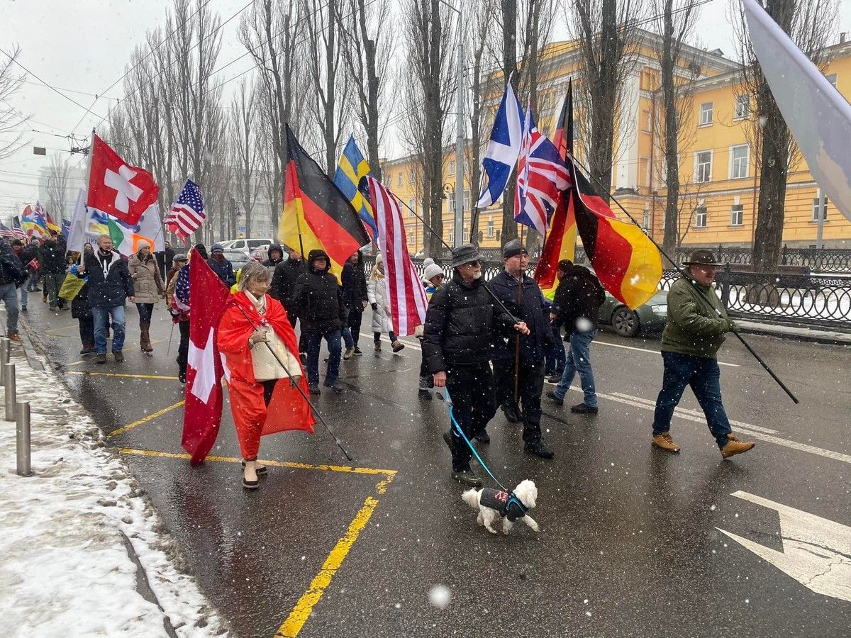 Акция поддержки Украины в Киеве, в Украину прибыл COVID-препарат: главные новости 6 февраля