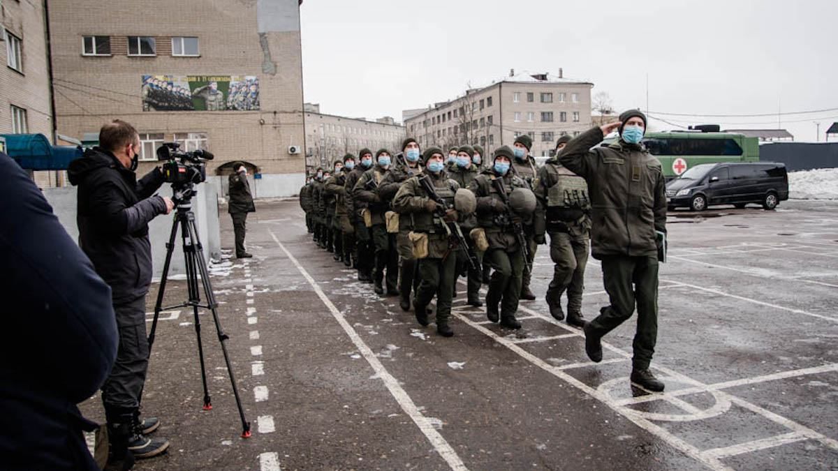 Чтобы поддержать украинцев: японские журналисты посетили военных в  Славянске - Украина новости - 24 Канал