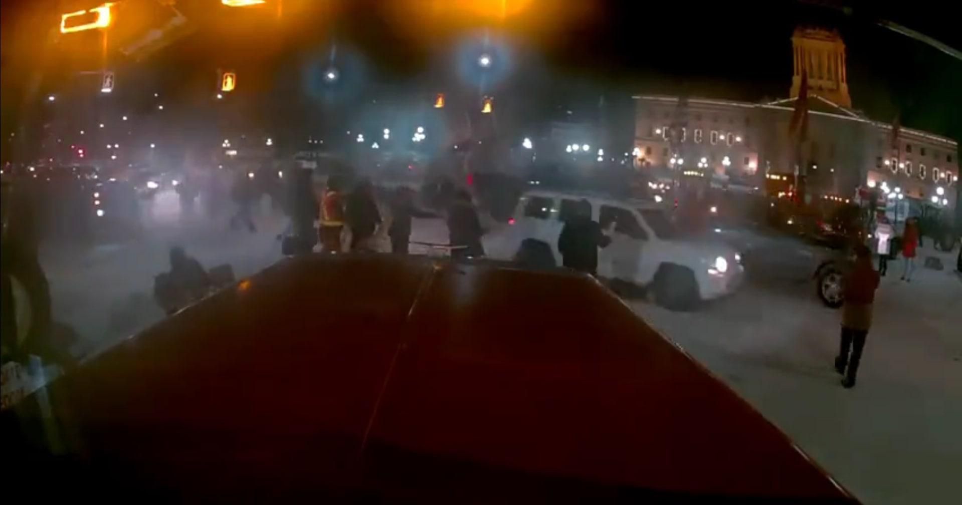 У Канаді позашляховик в'їхав у натовп протестувальників: є постраждалі - 24 Канал