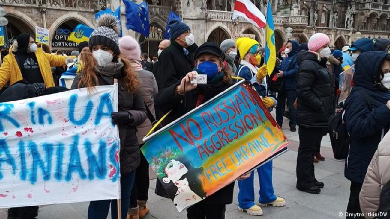 Сотні людей вийшли на акції на підтримку України у різних містах Німеччини - Новини Росії і України - 24 Канал