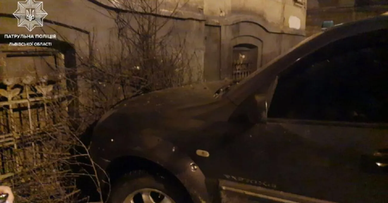 У Львові п'яна водійка позашляховика влетіла в будинок та втекла пішки