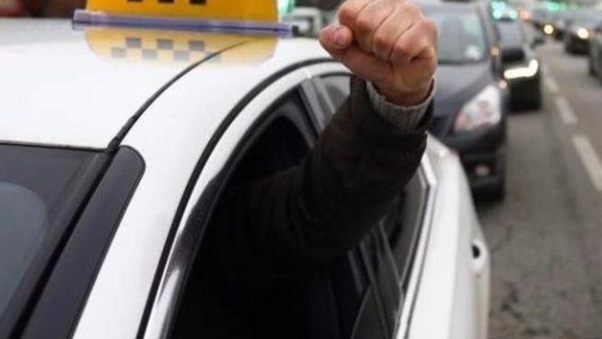 "Ти що дверима грюкаєш, с*ка": у Запоріжжі таксист накинувся на пасажирів через зауваження - Україна новини - 24 Канал "Ти що дверима грюкаєш, с*ка": у Запоріжжі таксист накинувся на пасажирів через зауваження - Україна новини - 24 Канал