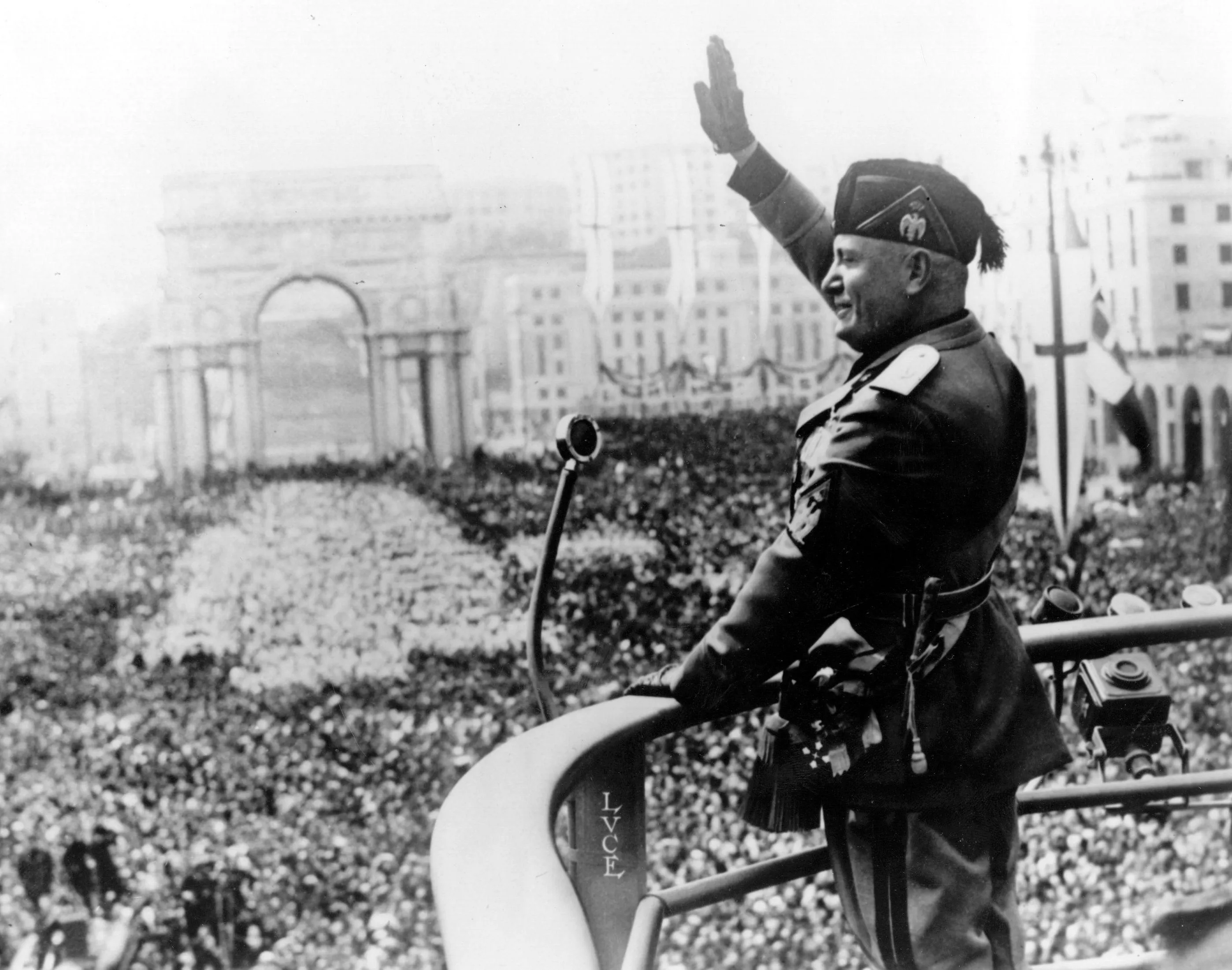 Путін, як і Муссоліні, загнав усіх під свій контроль