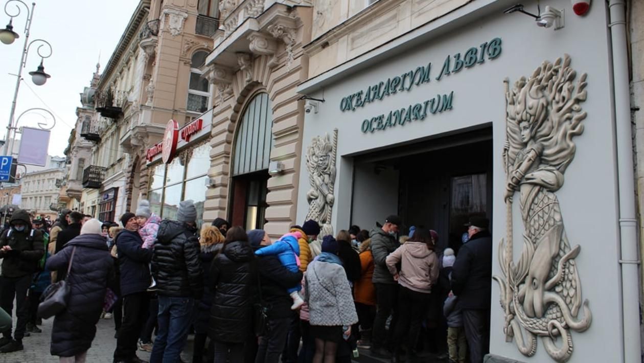 К океанариуму выстроились огромные очереди: как во Львове игнорируют карантинные ограничения К океанариуму выстроились огромные очереди: как во Львове игнорируют карантинные ограничения