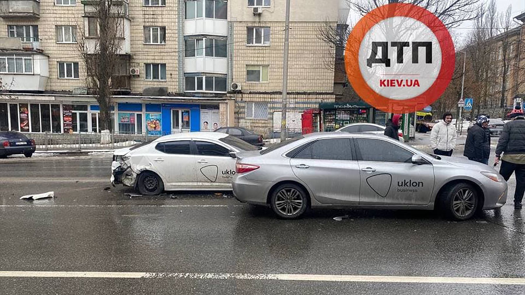 У Києві зіткнулися два елітних таксі Uklon: фото з місця ДТП - Київ