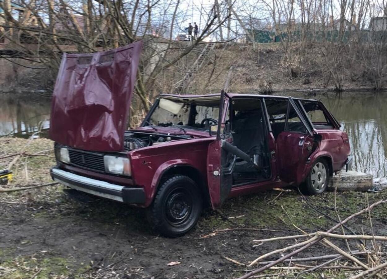 В Червонограде легковушка слетела с моста в реку: водитель погиб на месте ДТП
