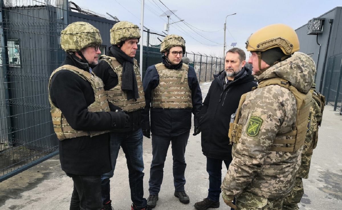 Главы МИД Австрии, Чехии и Словакии посетили украинских бойцов в прифронтовой зоне Главы МИД Австрии, Чехии и Словакии посетили украинских бойцов в прифронтовой зоне