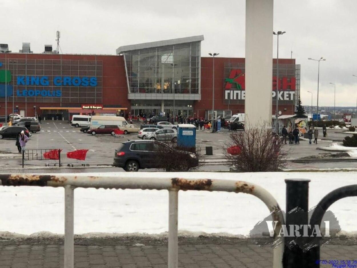 У Львові вчергове замінували кілька ТРЦ: відео з місця події - Новини Львова сьогодні - Львів