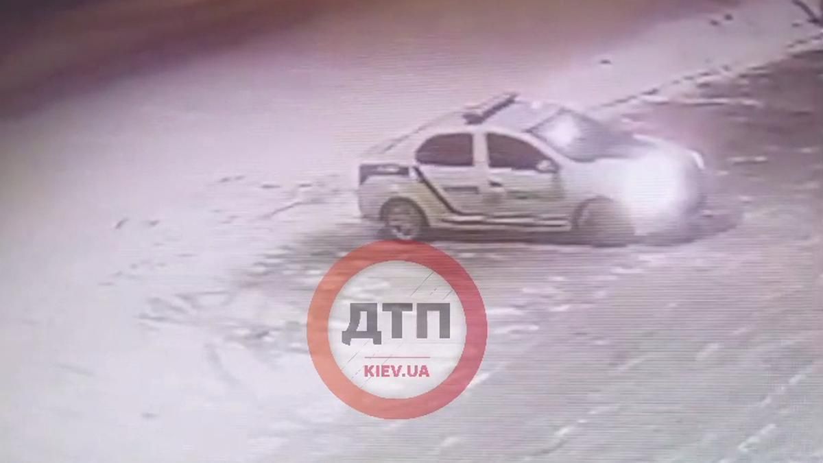 Киевские патрульные устроили дрифт на скользкой дороге: видео с места происшествия Киевские патрульные устроили дрифт на скользкой дороге: видео с места происшествия