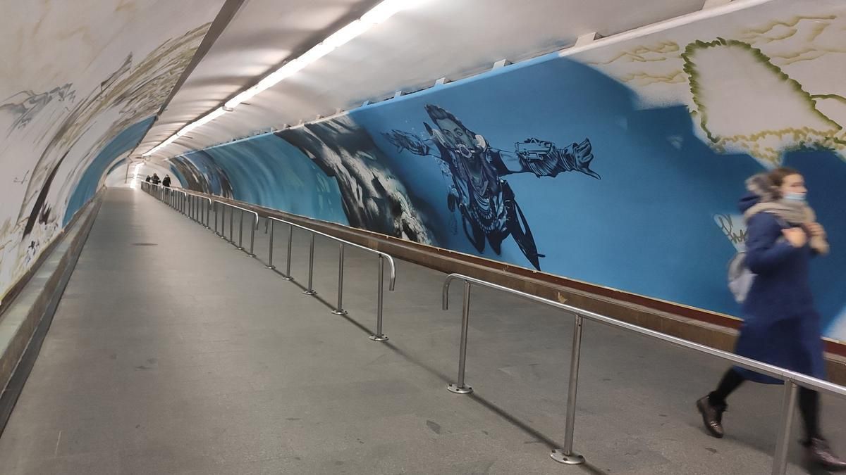 В метро Киева нарисовали огромный мурал с героями Horizon Forbidden West