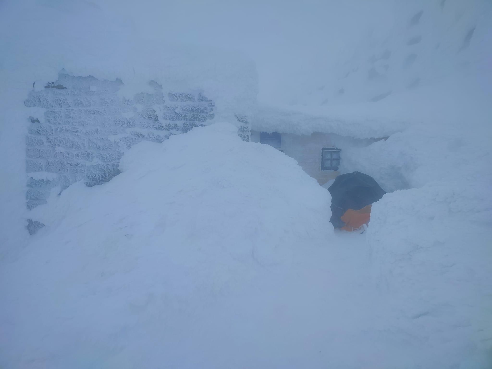Рятувальники відкопуються: спостережний пост у Карпатах замело снігом - Новини Чернівці - 24 Канал Рятувальники відкопуються: спостережний пост у Карпатах замело снігом - Новини Чернівці - 24 Канал