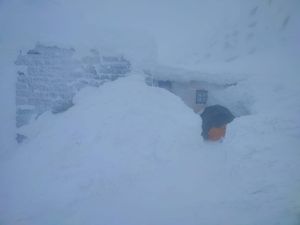 Рятувальники відкопуються: спостережний пост у Карпатах замело снігом
