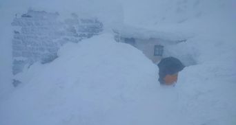 Спасатели откапываются: наблюдательный пост в Карпатах замело снегом