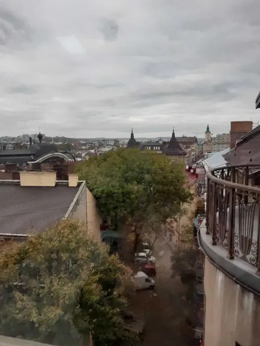 Шестикімнатна квартира з ремонтом та терасою в центрі Львова Шестикімнатна квартира з ремонтом та терасою в центрі Львова