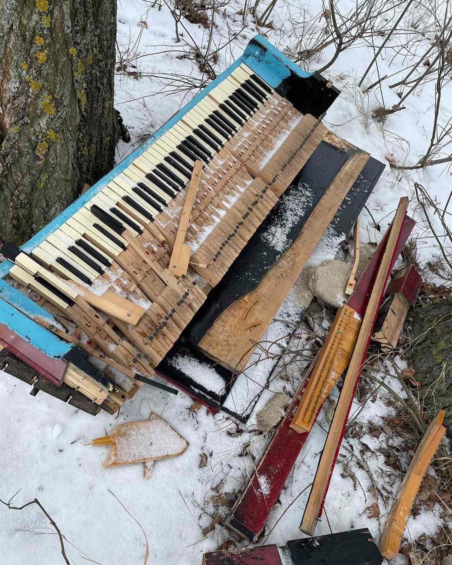 Вытащили металл: вандалы в Вышгороде разгромили знаменитое пианино на Набережной Вытащили металл: вандалы в Вышгороде разгромили знаменитое пианино на Набережной