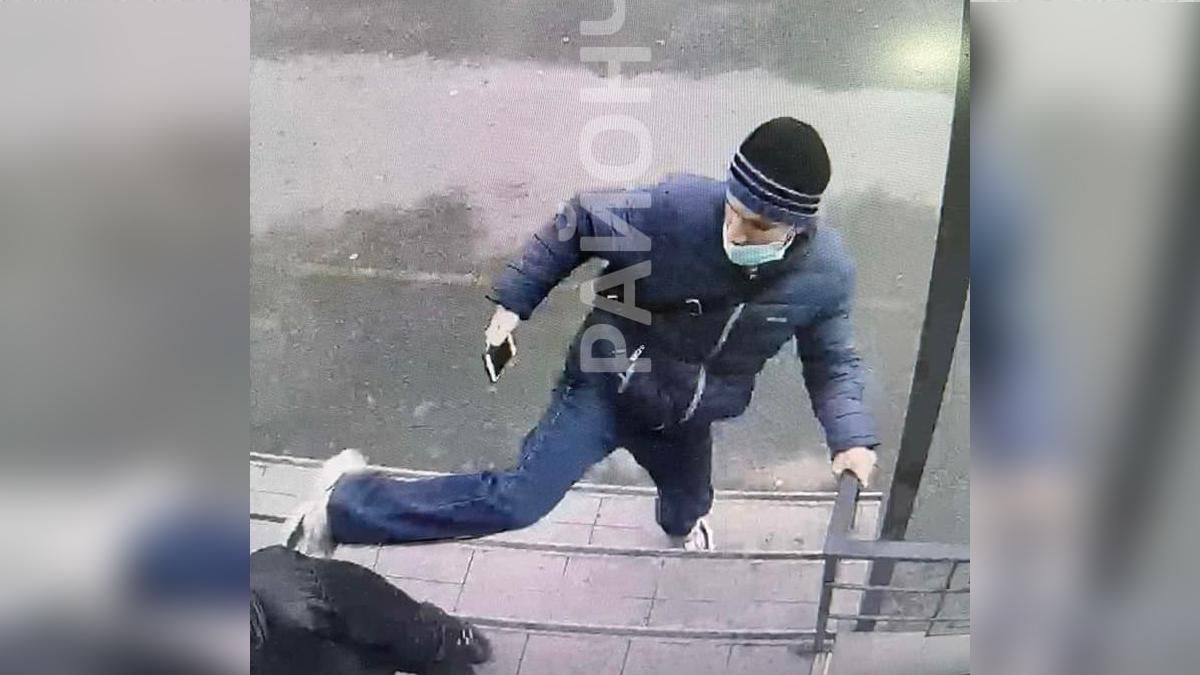 У Дніпрі юнак підкрадається до жінок та б'є їх ногою: зухвалі відео нападника - Дніпро У Дніпрі юнак підкрадається до жінок та б'є їх ногою: зухвалі відео нападника - Дніпро