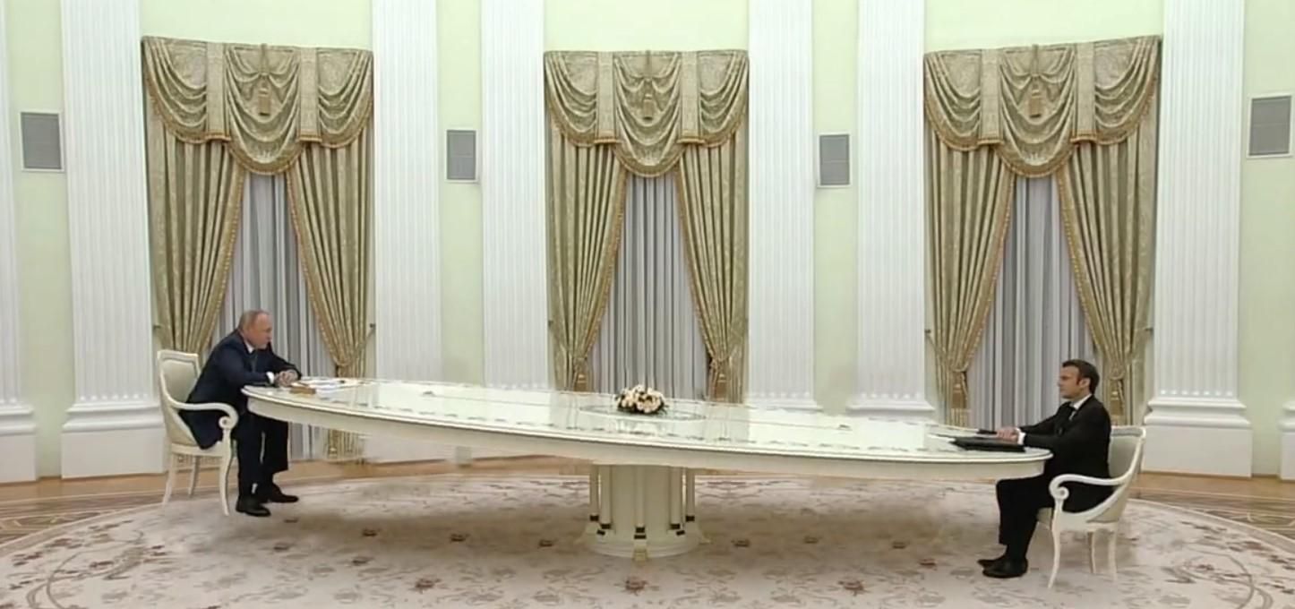 У мережі жартують через величезний стіл Путіна на зустрічі з Макроном - Україна новини - 24 Канал