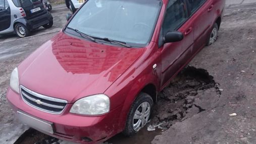 Через руйнування магістралі у Києві провалився автомобіль та застряг у ямі