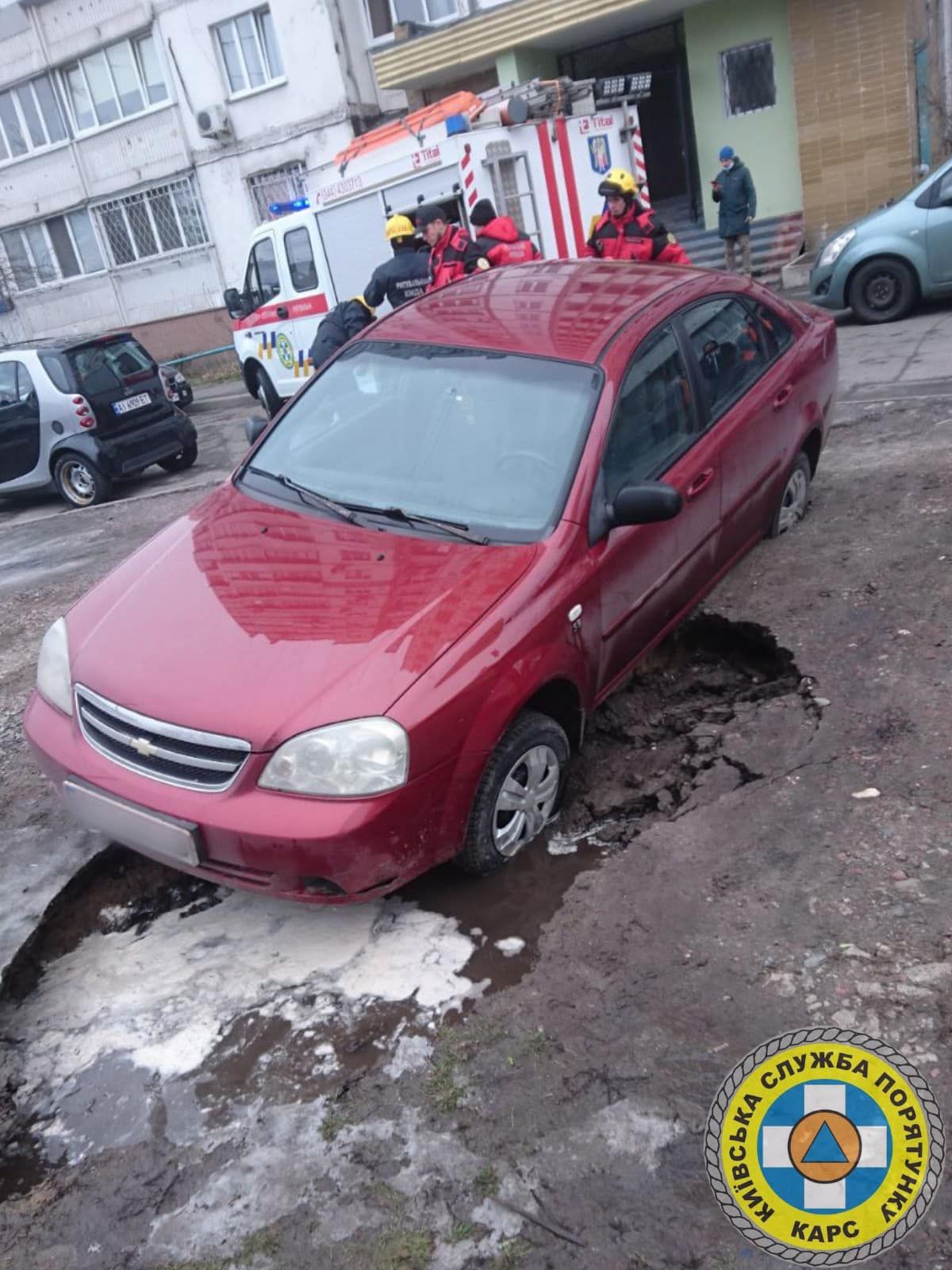 Из-за прорыва магистрали в Киеве провалился автомобиль и застрял в яме