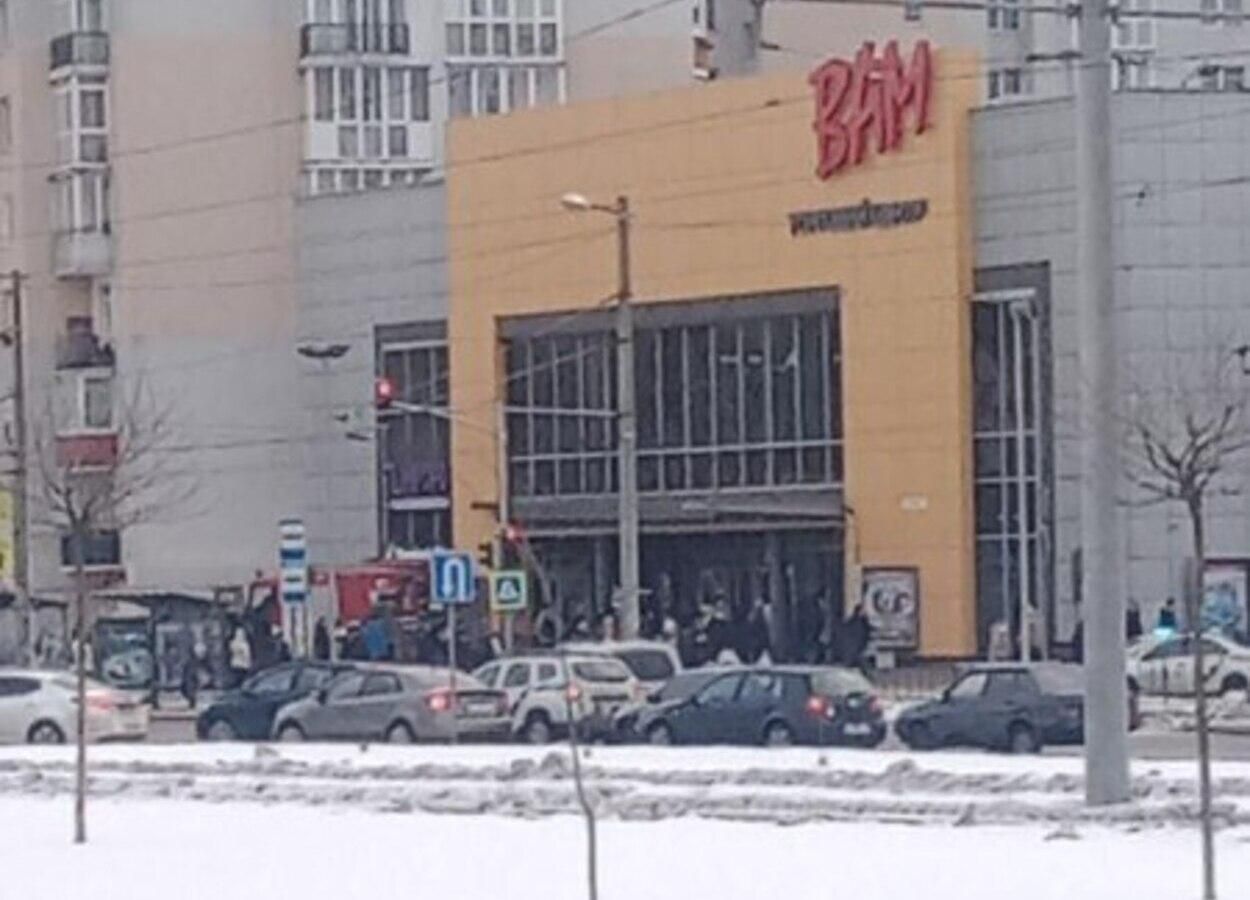 Во Львове вспыхнул пожар в ТЦ "ВАМ": фото и видео с места происшествия