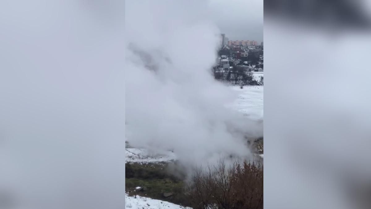 Фонтан кипятка бьет на десятки метров: в Харькове произошел масштабный прорыв теплотрассы Фонтан кипятка бьет на десятки метров: в Харькове произошел масштабный прорыв теплотрассы