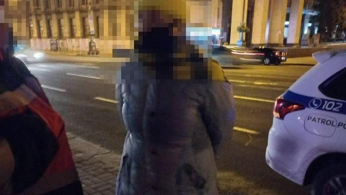 У центрі Києва жінка погрожувала перехожим вибухом гранати - Київ У центрі Києва жінка погрожувала перехожим вибухом гранати - Київ