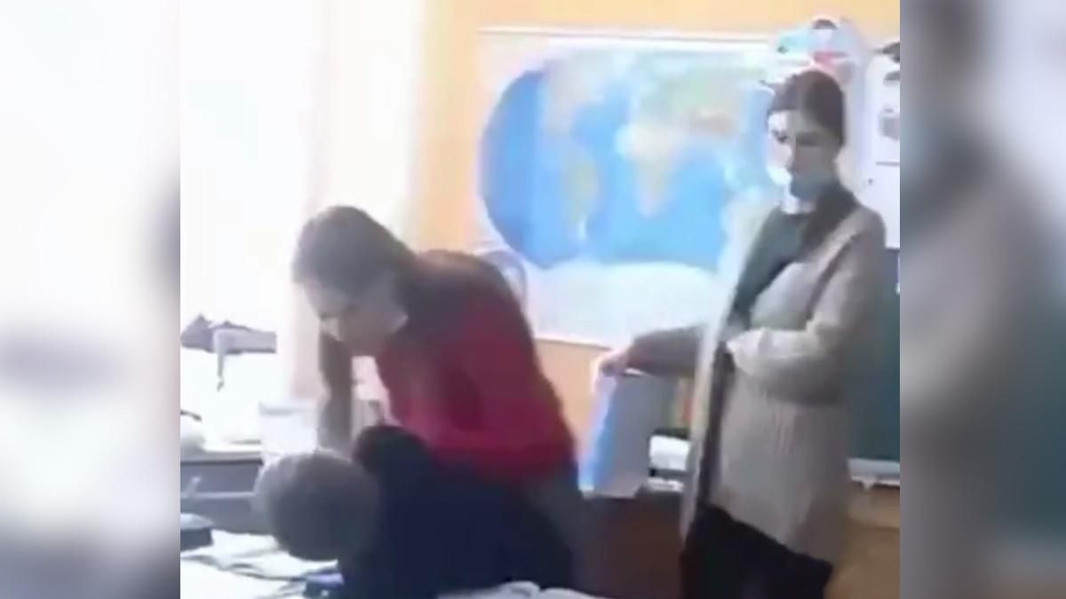 В Харькове учительница душила ученика и заламывала ему руки: возмутительное видео