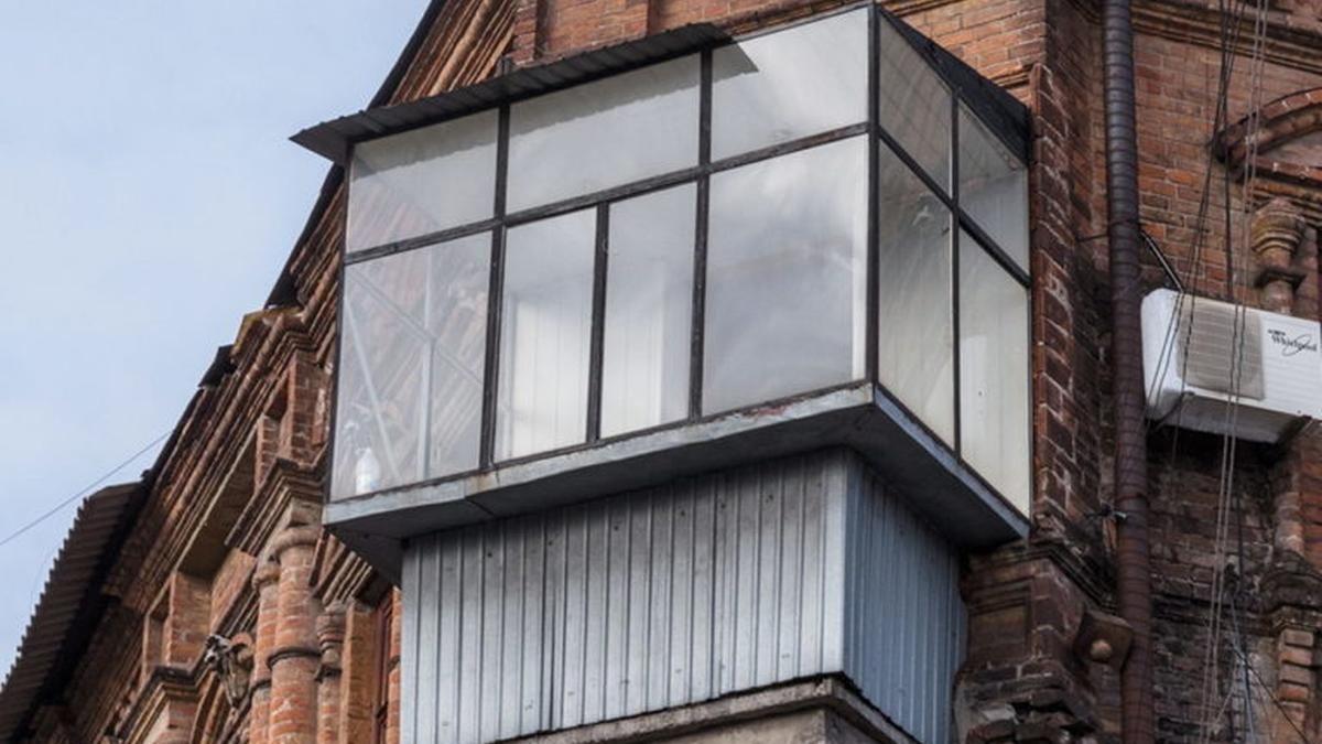 Депутаты хотят запретить балконы-монстры и кондиционеры на фасадах домов в центре Киева
