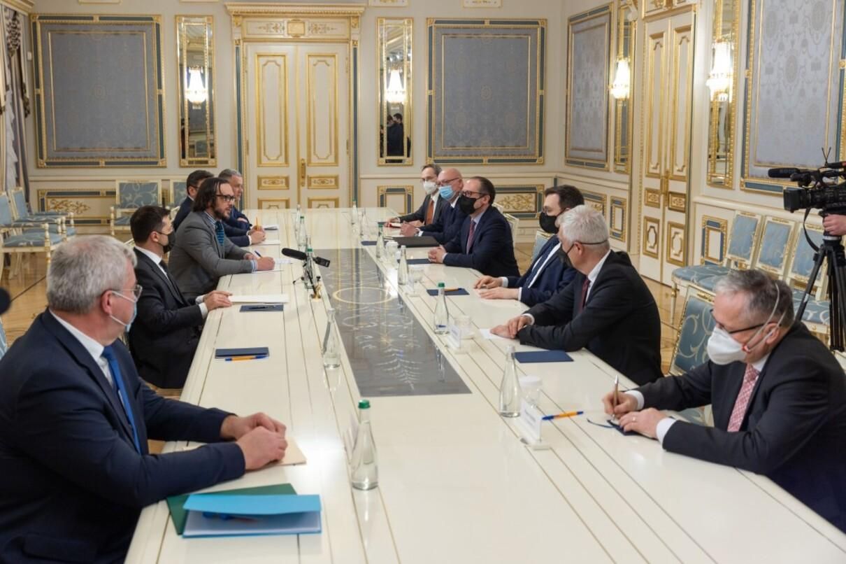 Подякував за підтримку: Зеленський зустрівся з главами МЗС країн Славковського формату - Новини Росії і України - 24 Канал Подякував за підтримку: Зеленський зустрівся з главами МЗС країн Славковського формату - Новини Росії і України - 24 Канал