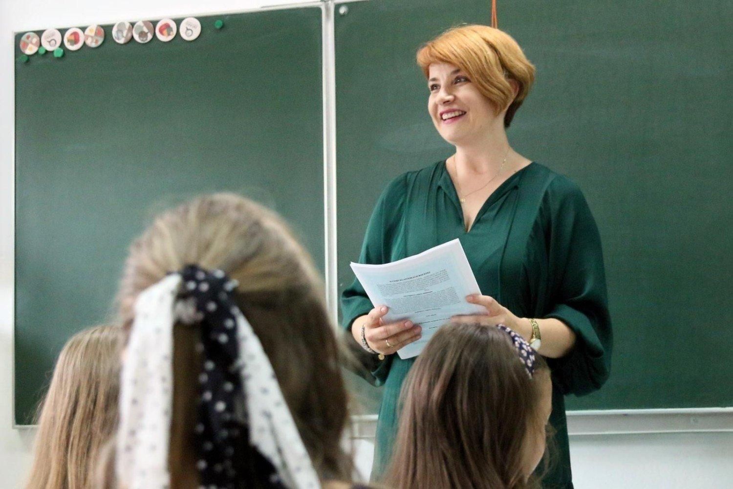 МОН розглядає підвищення зарплат вчителів до 15 тисяч у 2022 році - Україна новини - Освіта